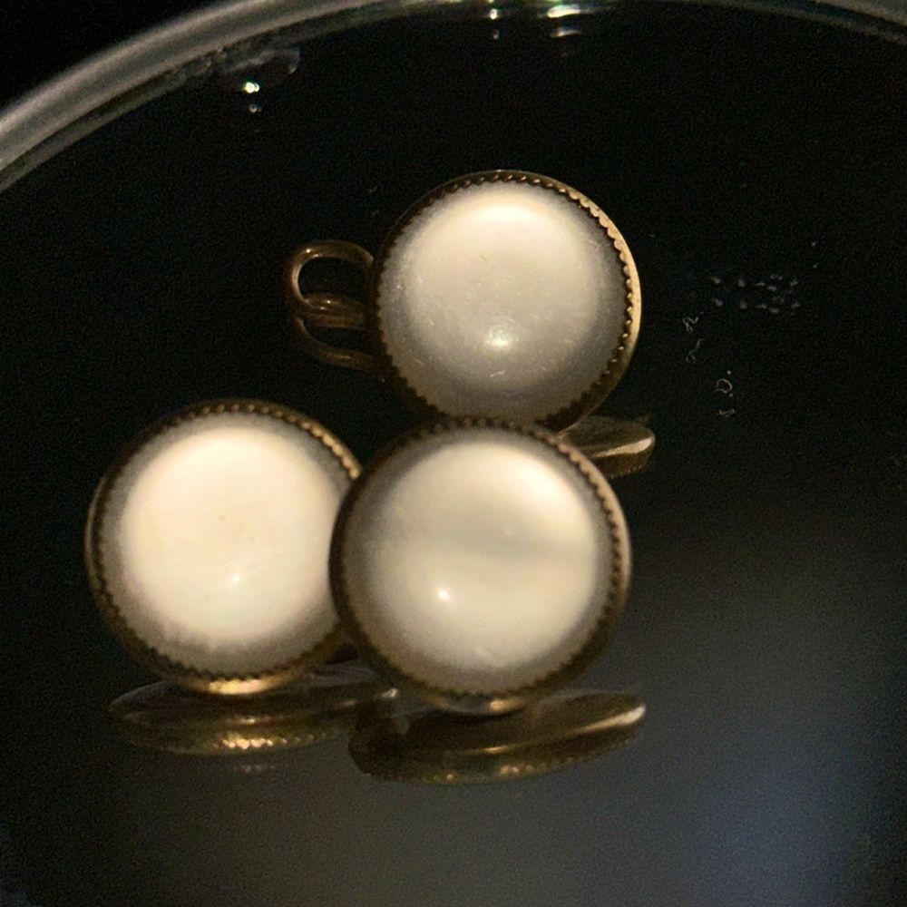 Vintage gold tone round cuff links with faux mother of‎ pearl “stones”